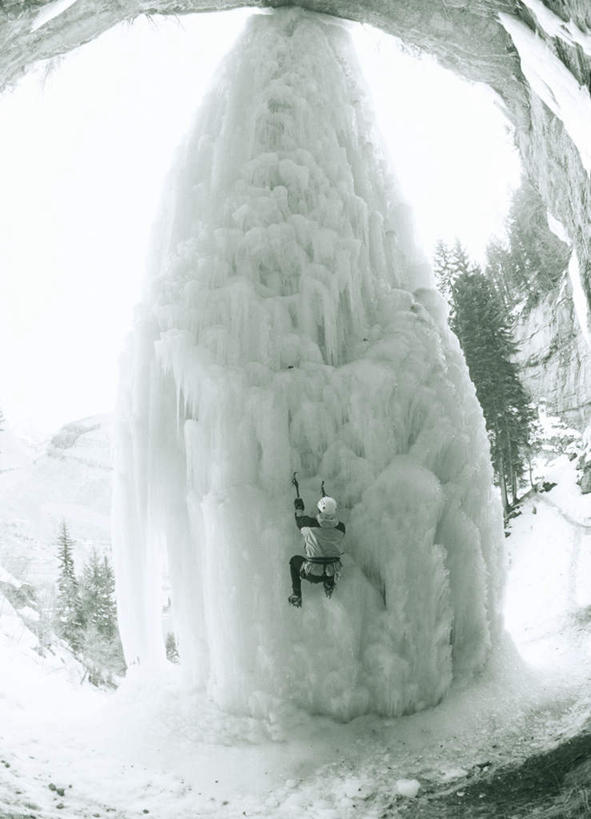 西方人,一个人,攀登,竖图,俯视,室外,白天,广角镜头,鱼眼镜头,旅游,度假,石头,美景,山,雪,雪山,植物,大雪,帽子,欧洲,欧洲人,仅一个男性,仅一个人,一堆,阴影,堆叠,堆积,光线,石子,头盔,影子,冰,积雪,景观,山峰,雪景,冬季,冬天,山峦,注视,娱乐,运动器械,树,树木,仅一个年轻男性,绿色,阳光,自然,安全帽,观察,看,享受,休闲,爬,景色,放松,寒冷,生长,成长,观看,堆,察看,冰冷,关注,自然风光,一顶,严寒,冰凉,酷寒,凛冽,凛凛,极冷,冰镐,登山装备,男人,男性,年轻男性,白种人,石块,岩石,攀爬,彩图,高角度拍摄,全身,运动器材