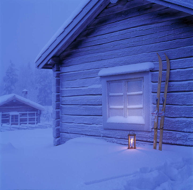 无人,家,横图,室外,白天,正面,旅游,度假,美景,雪,植物,大雪,蜡烛,一堆,阴影,堆叠,堆积,朦胧,模糊,光线,工具,火焰,器材,影子,烛光,房屋,屋子,积雪,景观,雪景,冬季,冬天,燃烧,娱乐,运动器械,楼房,住宅,树,树木,蓝色,绿色,蓝天,天空,阳光,自然,天,点燃,享受,休闲,器械,健身器械,景色,放松,寒冷,生长,成长,拐杖,堆,滑雪杖,自然风光,健身器材,滑雪装备,两幢,严寒,辅助设备,彩图,房子,运动器材