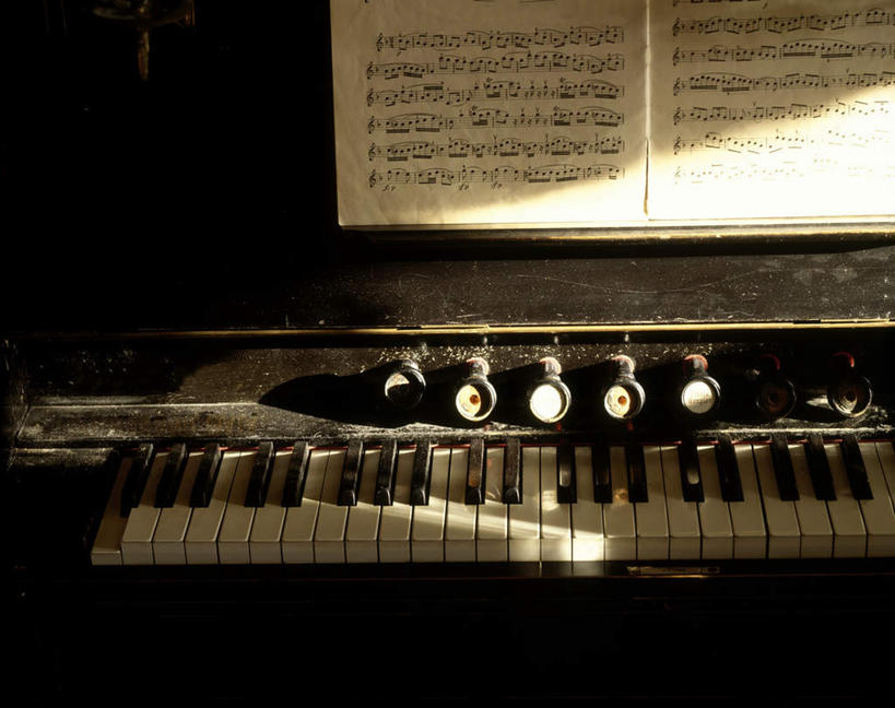 无人,横图,俯视,室内,白天,键盘,书籍,阴影,光线,影子,钢琴,乐谱,乐器,五线谱,古典,音乐,历史,古代,古董,键盘乐器,风格,节拍,音符,古玩,符头,符干,符尾,乐章,古远,气势,格调,派头,气概,作风,彩图,高角度拍摄
