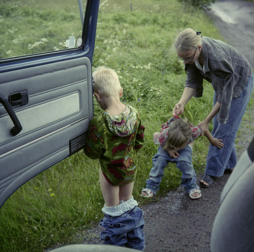 西方人,儿童,三个人,家庭,母亲,女儿,儿子,站,横图,俯视,室外,白天,纯洁,草地,草坪,植物,欧洲,欧洲人,弯腰,阴影,裤子,光线,影子,牛仔裤,草,小孩,绿色,阳光,车门,打开,站着,温暖,温馨,母女,母子,一家人,可爱,母爱,童年,童趣,和睦,开启,童真,烂漫,无邪,哈腰,天真,男孩,男人,男性,年轻女性,女孩,女人,女性,白种人,孩子,年轻人,站立,彩图,高角度拍摄,全身,融洽,男生,女生