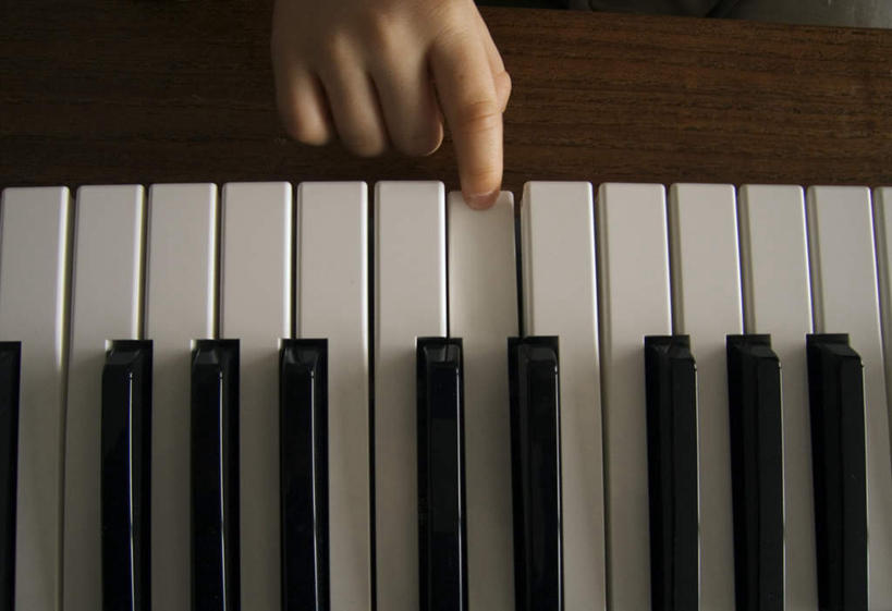 西方人,儿童,手,一个人,坐,横图,俯视,室内,特写,白天,纯洁,键盘,欧洲,欧洲人,仅一个女性,仅一个人,一排,表演,整齐,钢琴,乐器,琴键,弹奏,注视,扮演,排列,小孩,白色,黑色,观察,看,仅一个小孩,手部,可爱,童年,童趣,观看,察看,演出,键盘乐器,队列,关注,童真,烂漫,无邪,天真,女孩,女人,女性,白种人,孩子,坐着,半身,彩图,高角度拍摄,女生