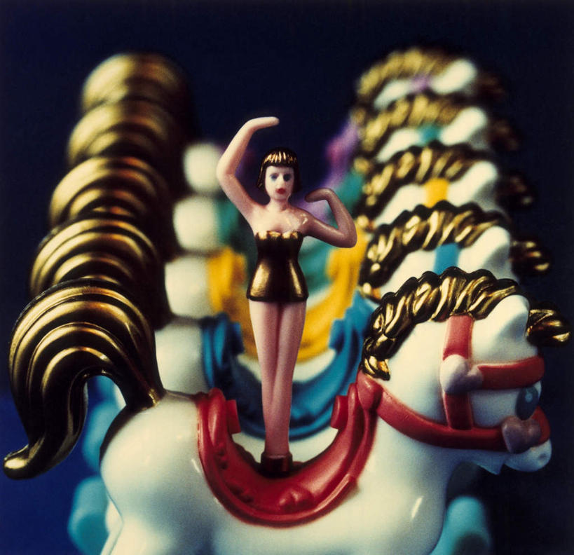 无人,站,横图,彩色,室内,特写,白天,正面,裙子,跳舞,马,野生动物,雕塑,一排,朦胧,模糊,艺术,整齐,装饰,雕刻,雕像,注视,五匹,座位,马鞍,排列,动物,工艺品,观察,看,站着,运输,短裙,牲畜,观看,纪念,五颜六色,美术,色彩斑斓,察看,队列,关注,主题,五彩缤纷,舞姿,陈列,功能,美学,芭蕾舞裙,芭蕾裙,五彩斑斓,马具,五光十色,站立,半身,彩图,舞蹈