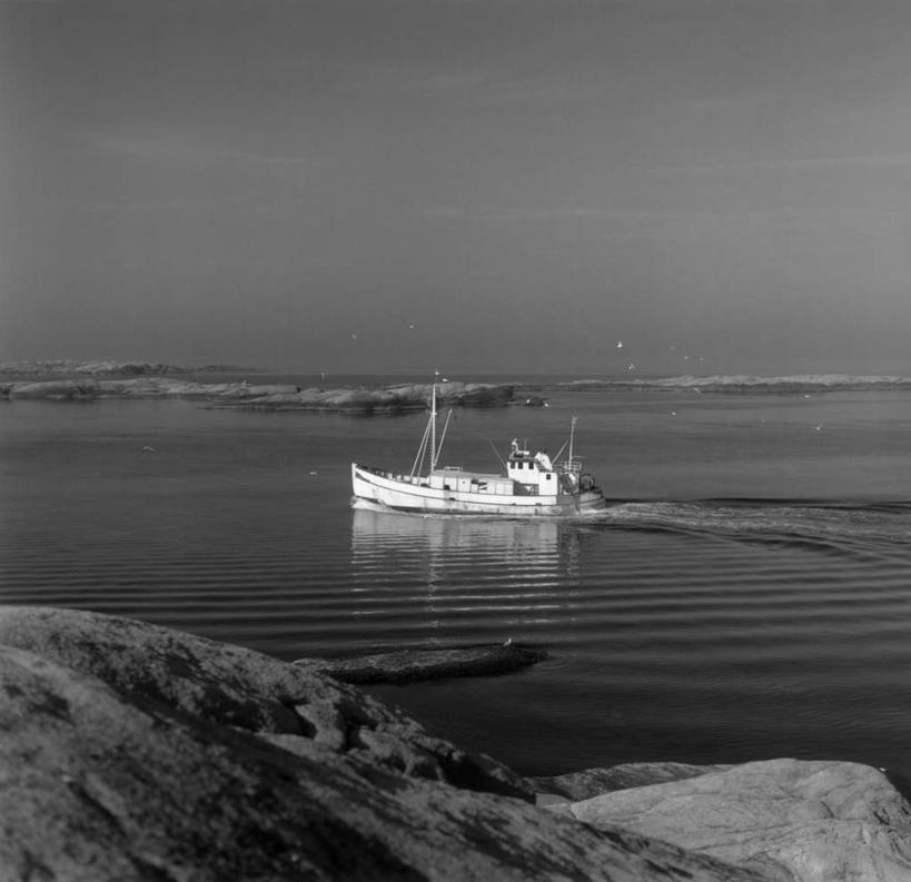 无人,横图,黑白,室外,白天,旅游,度假,河流,石头,美景,山,山脉,水,轮船,船,瑞典,欧洲,一艘,阴影,波纹,光线,纹路,石子,纹理,影子,河水,景观,山峰,水流,云,云朵,山峦,云彩,娱乐,蓝色,白云,倒影,蓝天,水纹,天空,阳光,自然,交通工具,波浪,群山,天,享受,休闲,景色,放松,晴朗,倒映,斯堪的纳维亚,自然风光,载具,北欧,斯堪的纳维亚半岛,肌理,哥得兰岛,哥得兰省,哥特兰,哥特兰省,瑞典王国,反照,石块,岩石,晴空,彩图