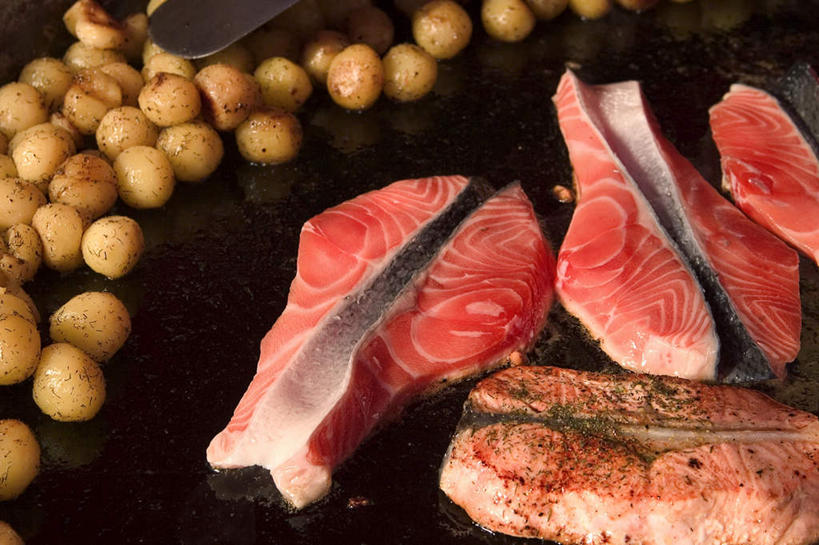 三文鱼,无人,横图,俯视,室内,白天,烹饪,鲑鱼,土豆,厨具,金属制品,阴影,形状,丰富,光线,金属,锅子,影子,灯光,肉,油炸,鱼肉,丰盛,锅,肉类,锅具,大马哈鱼,肉食,烹饪用具,撒蒙鱼,萨门鱼,冰海之皇,鲑,馍馍蛋,马哈鱼,麻哈鱼,大麻哈鱼,形态,外形,丰硕,丰厚,富厚,厚实,烹调用具,洋芋,山药蛋,马铃薯,烹调,彩图,高角度拍摄