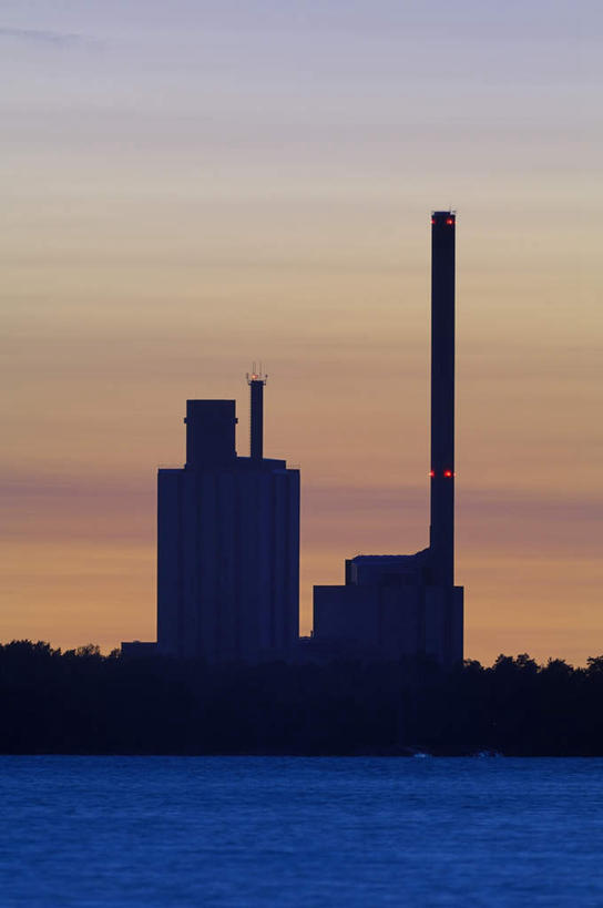 无人,工厂,竖图,室外,白天,正面,河流,日落,树林,水,植物,阴影,波纹,高耸,平静,光线,影子,河水,水流,晚霞,霞光,落日,灯光,背光,树,树木,绿色,水纹,自然,黄昏,波浪,彩霞,安静,生长,成长,宁静,污染,静谧,逆光,传染,沉静,恬静,安祥,僻静,清静,太平,夕照,挺拔,夕阳,彩图,工地,制造厂,斜阳