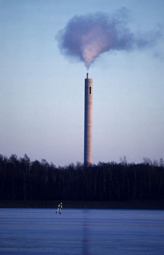 西方人,一个人,工厂,竖图,室外,白天,侧面,烟囱,滚轴溜冰,日落,雾,欧洲,欧洲人,仅一个男性,仅一个人,沸腾,高耸,平静,蒸汽,晚霞,霞光,烟雾,落日,旱冰鞋,溜冰鞋,水蒸气,仅一个年轻男性,黄昏,轮滑鞋,彩霞,安静,宁静,静谧,蒸发,单排轮滑,沉静,恬静,安祥,僻静,清静,太平,夕照,挺拔,溜冰,轮滑,男人,男性,年轻男性,白种人,夕阳,彩图,全身,工地,制造厂,斜阳