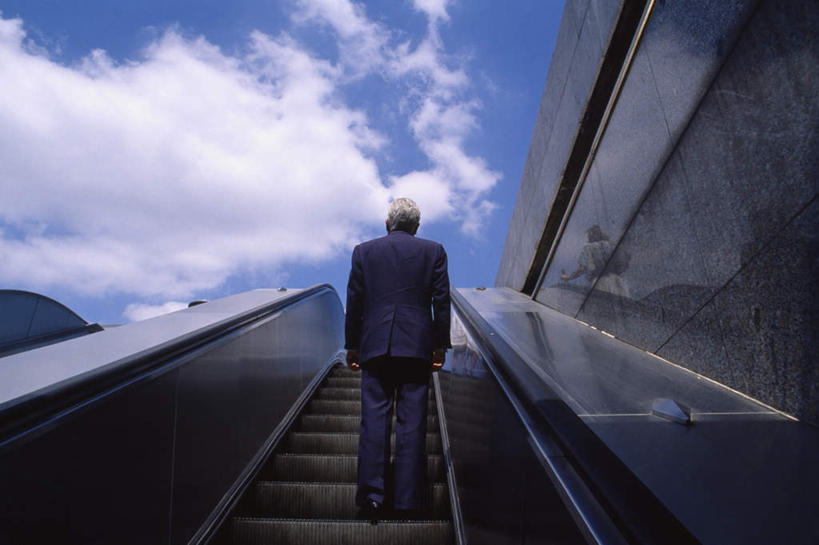 西方人,一个人,站,横图,室外,白天,仰视,西装,电梯,欧洲,欧洲人,仅一个男性,仅一个人,阴影,套装,正装,光线,便当,影子,电动扶梯,云,云朵,自动扶梯,运输工具,云彩,职业装,蓝色,白云,蓝天,天空,阳光,天,站着,仅一个老年男性,晴朗,便利,方便,利便,轻易,老年男性,男人,男性,白种人,晴空,站立,彩图,低角度拍摄,全身,扶手电梯,升降设备,运输带,自动行人电梯,电扶梯