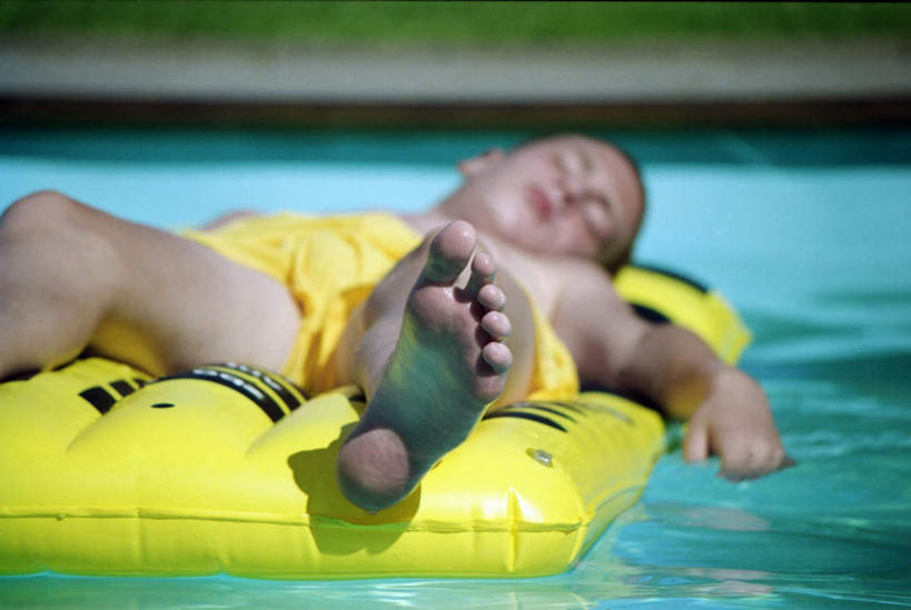 西方人,腿部,脚,脚趾,脚趾甲,腿,一个人,体育馆,游泳池,躺,闭眼,睡,横图,室外,白天,正面,水,欧洲,欧洲人,仅一个男性,仅一个人,阴影,光线,影子,水池,水面,光脚,泳池,仅一个年轻男性,阳光,赤脚,游泳馆,充气垫,男人,男性,年轻男性,白种人,脚指甲,闭眼睛,闭着眼,闭着眼睛,困,困觉,寝息,睡觉,躺着,半身,彩图