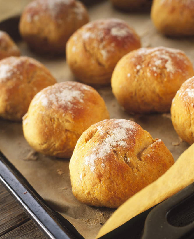 点心,面包,无人,竖图,俯视,室内,特写,白天,早餐,静物,一排,许多,阴影,整齐,光线,影子,灯光,食品,面点,很多,餐盘,食物,糕点,排列,队列,小圆面包,彩图,高角度拍摄,早饭