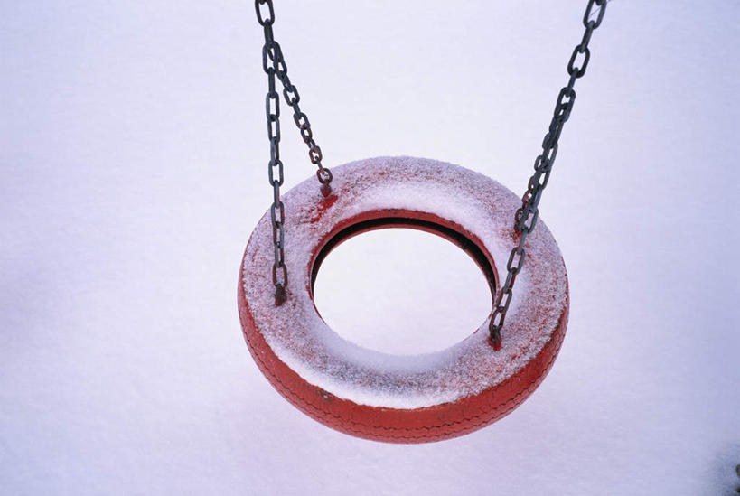 无人,横图,俯视,室外,白天,旅游,度假,游戏,金属制品,吊挂,悬挂,摇摆,阴影,光线,金属,圆形,影子,圆,挂,玩,娱乐,一个,阳光,轮胎,秋千,荡秋千,享受,休闲,放松,单个,活动,链条,摇晃,车胎,玩耍,嬉戏,彩图,高角度拍摄