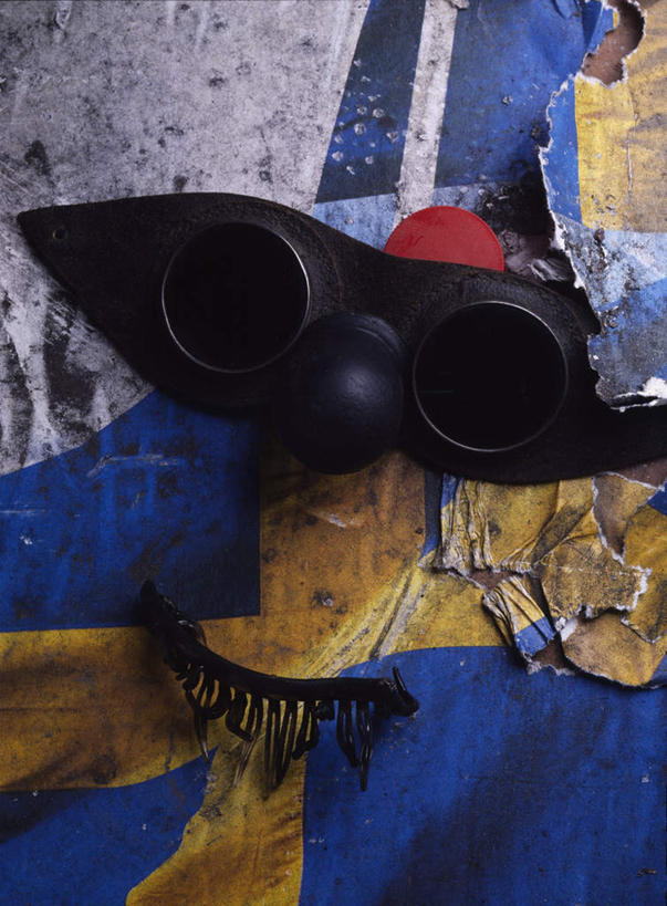 无人,竖图,室内,白天,正面,游戏,阴影,装饰,光线,影子,灯光,玩,破坏,娱乐,破损,一个,黄色,蓝色,黑色,休闲,眼罩,单个,活动,华丽,修饰,损坏,点缀,发泄,消遣,智力,宣泄,衬托,美观,雅致,雅观,玩耍,嬉戏,彩图