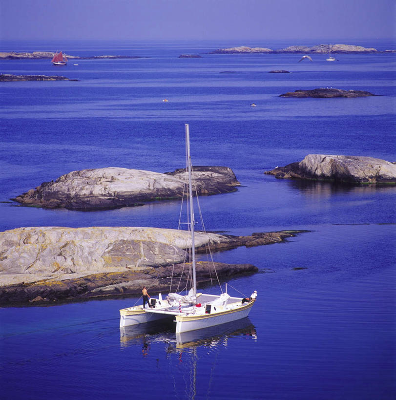 帆船,无人,竖图,俯视,室外,白天,旅游,度假,海浪,海洋,石头,美景,船,瑞典,欧洲,一艘,阴影,光线,石子,影子,景观,浪花,娱乐,蓝色,蓝天,天空,阳光,自然,海水,交通工具,天,驾驶,行驶,享受,休闲,景色,放松,晴朗,操纵,控制,斯堪的纳维亚,自然风光,载具,北欧,斯堪的纳维亚半岛,海景,操控,万里无云,把持,布胡斯,瑞典王国,大海,风浪,海,海水的波动,近岸浪,石块,岩石,涌浪,晴空,晴空万里,彩图,高角度拍摄