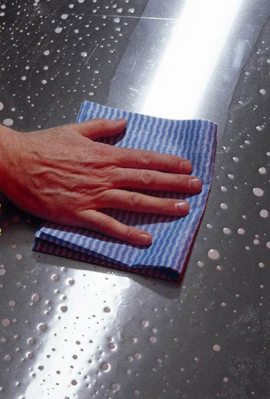 西方人,手,一个人,站,竖图,俯视,室内,特写,白天,金属制品,欧洲,欧洲人,仅一个男性,仅一个人,仅一个中年男性,阴影,反射,金属,影子,抹布,一个,蓝色,站着,手部,单个,单手,荡涤,洗濯,男人,男性,中年男性,白种人,清洗,站立,半身,彩图,高角度拍摄