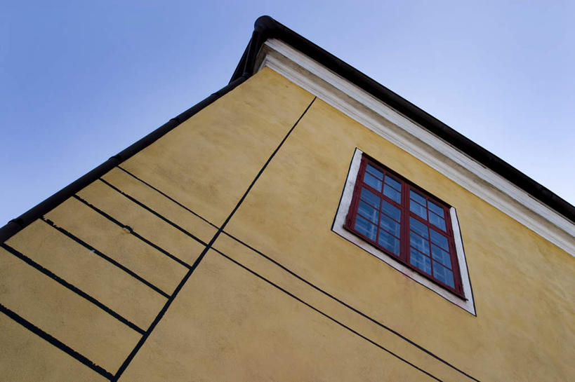 无人,家,横图,室外,白天,仰视,欧洲,芬兰,阴影,光线,影子,房屋,墙,屋子,云,云朵,云彩,楼房,墙壁,墙面,住宅,黄色,蓝色,白云,蓝天,天空,阳光,天,北欧,芬兰共和国,彩图,低角度拍摄,房子