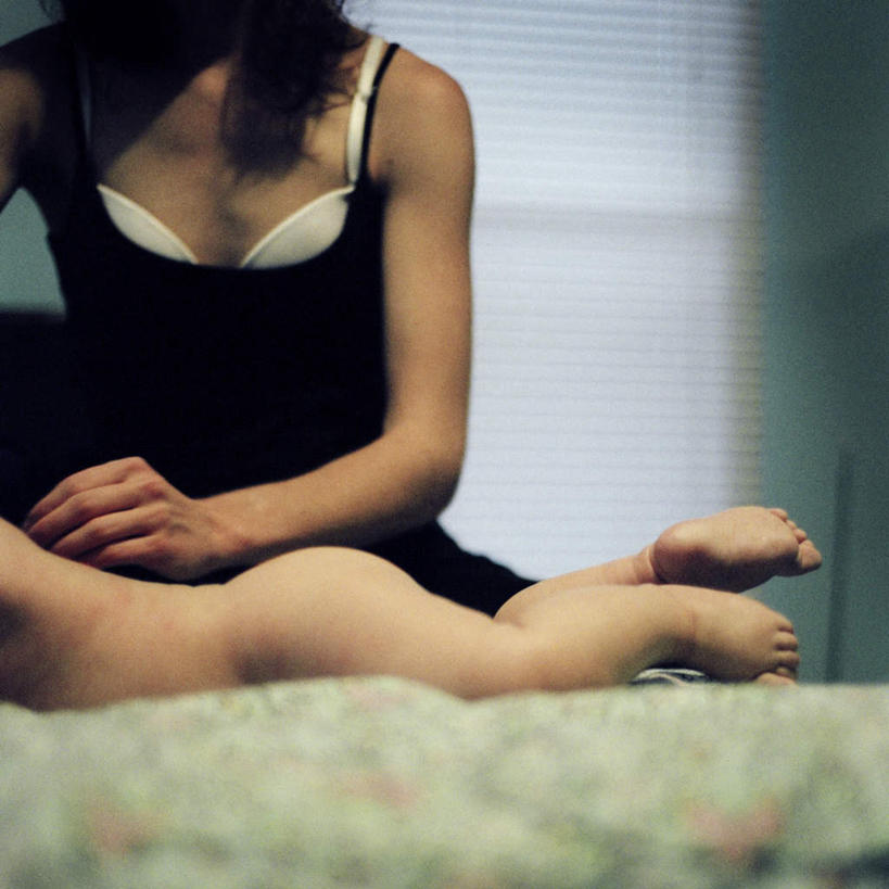 西方人,儿童,家庭,母亲,儿子,坐,方图,室内,白天,正面,纯洁,床,欧洲,欧洲人,一张,阴影,服装,光线,影子,灯光,床单,被子,小孩,衣服,黑色,趴着,温暖,温馨,母子,一家人,可爱,母爱,童年,童趣,拍,服饰,单人床,和睦,被单,衣着,穿着,童真,烂漫,无邪,衣饰,天真,男孩,年轻女性,女人,女性,白种人,孩子,年轻人,趴,坐着,半身,彩图,融洽,男生