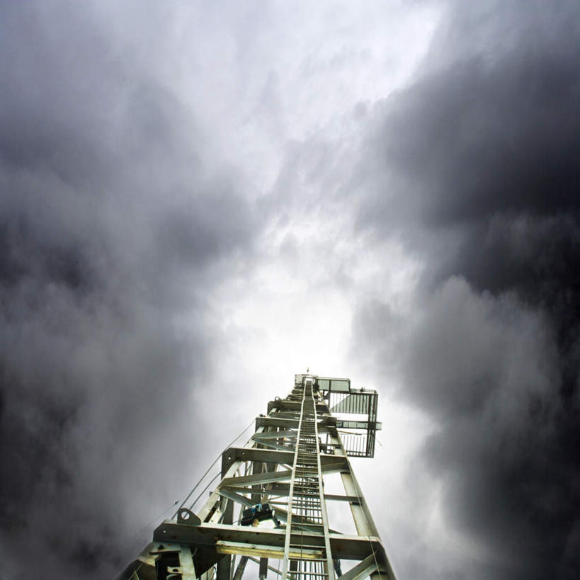 无人,方图,室外,白天,仰视,机器,金属制品,阴影,环保,光线,金属,影子,云,云朵,云彩,一个,蓝色,白云,蓝天,天空,阳光,天,机械,能源,回收,资源,油井,钻井,利用,低碳,循环,钻井平台,持续,彩图,低角度拍摄