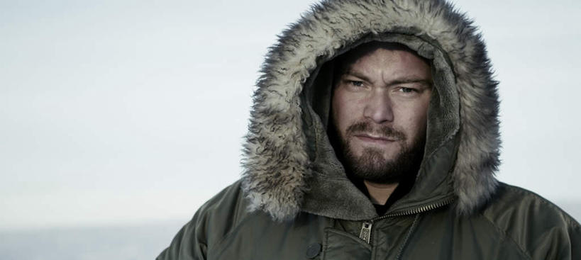 西方人,一个人,站,横图,室外,白天,正面,欧洲,欧洲人,仅一个男性,仅一个人,阴影,服装,朦胧,模糊,光线,影子,注视,仅一个年轻男性,衣服,阳光,观察,看,站着,温暖,服饰,观看,羽绒服,保暖,察看,御寒,关注,冬装,男人,男性,年轻男性,白种人,站立,半身,彩图