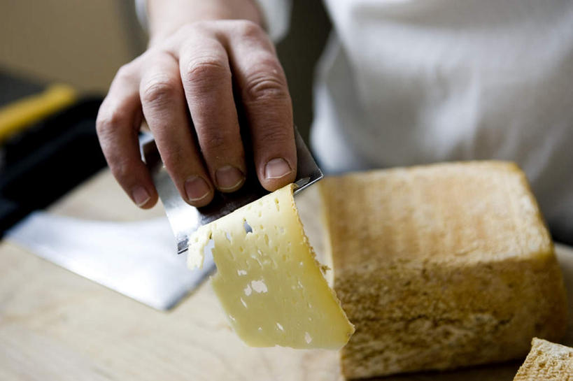 奶酪,西方人,手,一个人,站,横图,俯视,室内,特写,白天,欧洲,欧洲人,仅一个男性,仅一个人,切片,握,干酪,起司,芝士,营养,拿,拿着,右手,仅一个年轻男性,站着,手部,乳酪,握着,乳制品,发酵,男人,男性,年轻男性,白种人,站立,半身,彩图,高角度拍摄