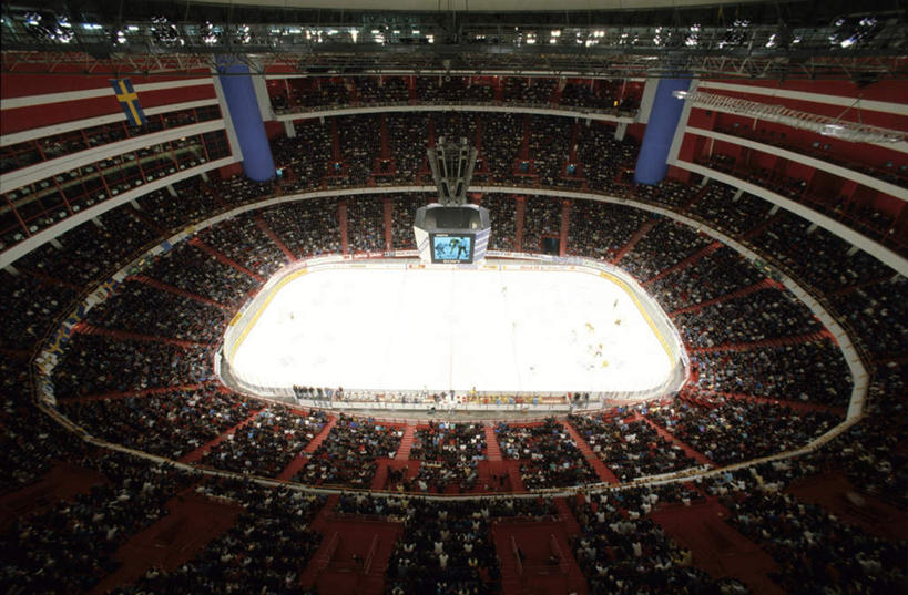 西方人,体育馆,运动场,坐,横图,俯视,室内,夜晚,曲棍球,欧洲,欧洲人,阴影,光线,影子,灯光,冰球,冰上曲棍球,许多人,注视,运动器械,体育场,观察,看,一群人,健身器械,观看,察看,关注,健身器材,运动馆,班迪球,男人,男性,年轻男性,年轻女性,女人,女性,白种人,坐着,彩图,高角度拍摄,全身,运动器材