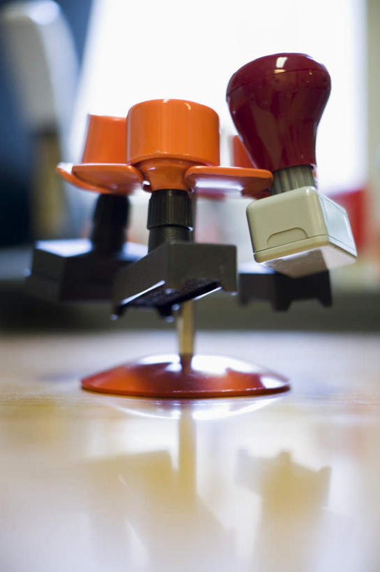 无人,竖图,室内,特写,白天,正面,摆设,桌面,桌子,阴影,朦胧,模糊,光线,木制,影子,灯光,设备,三个,木制品,印章,装备,设置,彩图