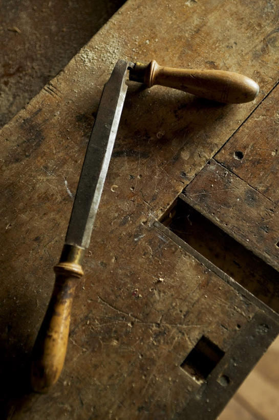 无人,竖图,俯视,室内,特写,白天,一把,阴影,光线,木制,影子,刀具,阳光,木制品,刀,放置,搁置,安排,彩图,高角度拍摄,匕首