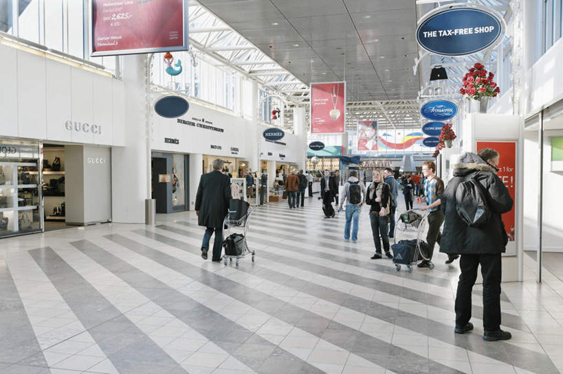 西方人,机场,站,坐,走,横图,室内,白天,旅游,度假,指示牌,欧洲,欧洲人,乘客,游客,阴影,光线,标志,文字,影子,走道,走廊,过道,许多人,注视,娱乐,标识,旅客,背面,红色,蓝色,阳光,观察,看,站着,一群人,享受,休闲,放松,期待,观看,等待,候车厅,等候,察看,关注,候车室,守候,搭客,男人,男性,女人,女性,中年男性,中年女性,白种人,步行,站立,走路,坐着,半身,彩图