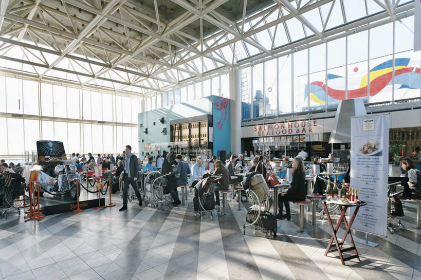 西方人,机场,站,坐,走,横图,室内,白天,旅游,度假,指示牌,欧洲,欧洲人,乘客,游客,阴影,光线,标志,文字,影子,走道,走廊,过道,许多人,注视,娱乐,标识,旅客,背面,红色,蓝色,阳光,观察,看,站着,一群人,享受,休闲,放松,期待,观看,等待,候车厅,等候,察看,关注,候车室,守候,搭客,男人,男性,女人,女性,中年男性,中年女性,白种人,步行,站立,走路,坐着,半身,彩图