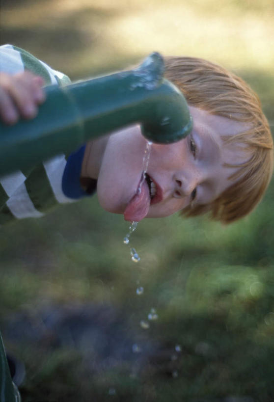 西方人,儿童,一个人,站,竖图,室外,白天,正面,旅游,度假,纯洁,草地,草坪,美景,植物,欧洲,欧洲人,仅一个女性,仅一个人,阴影,光线,水龙头,影子,景观,注视,娱乐,开关,草,一个,小孩,黄色,绿色,阳光,自然,打开,观察,看,站着,仅一个小孩,享受,休闲,景色,放松,可爱,童年,童趣,单个,观看,阀门,接,察看,开启,关注,自然风光,舔舐,童真,烂漫,无邪,水咀,天真,女孩,女人,女性,白种人,孩子,站立,半身,彩图,女生