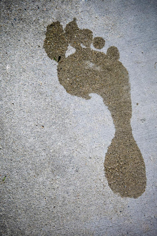 脚,脚趾,脚趾甲,无人,竖图,俯视,室内,特写,白天,脚印,阴影,光线,影子,痕迹,一只,阳光,足迹,脚掌,行踪,脚迹,陈迹,脚指甲,彩图,高角度拍摄