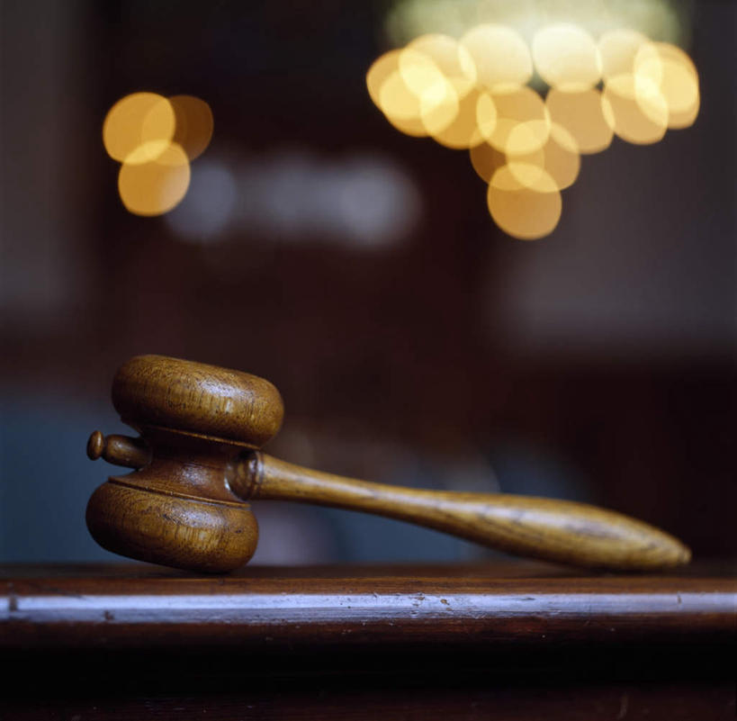 无人,横图,室内,特写,白天,正面,阴影,形状,朦胧,模糊,光线,木制,影子,灯光,一个,木制品,拍卖槌,拍卖锤,单个,法槌,形态,外形,法锤,法令,公法,功令,国法,司法,王法,执法,判断,彩图,法律