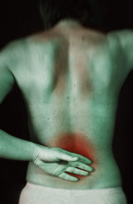 西方人,手,一个人,摸,竖图,室内,白天,欧洲,欧洲人,仅一个女性,仅一个人,抚摸,阴影,光线,影子,灯光,裸露,背面,仅一个中年女性,生病,疼痛,手部,悲伤,后背,痛苦,裸,疾苦,苦楚,抱病,女人,女性,中年女性,白种人,反面,触摸,接触,半身,彩图