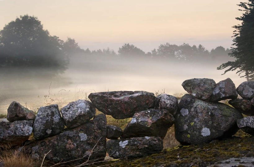 无人,横图,俯视,室外,白天,草地,草坪,石头,美景,日落,植物,雾,一堆,覆盖,堆叠,堆积,朦胧,模糊,粗糙,平静,石子,景观,晚霞,霞光,落日,草,树,树木,绿色,自然,黄昏,包围,景色,彩霞,安静,高低,生长,成长,堆,宁静,凹凸,迷雾,毛糙,静谧,自然风光,洼地,沉静,笼罩,恬静,安祥,僻静,清静,太平,崎岖,夕照,石块,岩石,大雾,夕阳,彩图,高角度拍摄,粗拙,斜阳