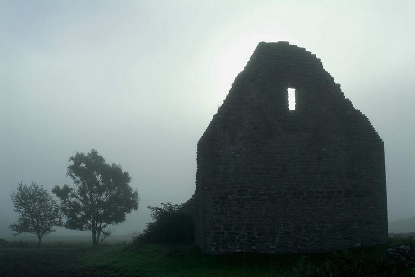 无人,横图,室外,白天,正面,草地,草坪,光晕,美景,植物,瑞典,欧洲,平静,光线,圆形,墙,景观,历史,破坏,破损,墙壁,墙面,草,树,树木,古代,蓝色,绿色,蓝天,天空,阳光,自然,天,景色,安静,生长,成长,气象,宁静,损坏,斯堪的纳维亚,环形,荒废,静谧,自然风光,北欧,斯堪的纳维亚半岛,日晕,太阳光晕,沉静,恬静,安祥,僻静,清静,太平,古远,瑞典王国,荒疏,旷废,旷费,疏弃,芜秽,荒芜,彩图