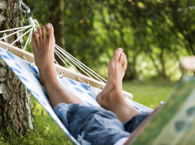 西方人,腿部,脚,脚趾,脚趾甲,腿,一个人,躺,睡,横图,室外,白天,侧面,草地,草坪,植物,床,吊床,欧洲,欧洲人,仅一个男性,仅一个人,仅一个中年男性,吊挂,悬挂,阴影,裤子,光线,影子,树桩,挂,牛仔裤,草,树,树干,树木,绿色,阳光,自然,享受,休息,木桩,生长,成长,安逸,歇息,安适,清闲,苏息,卧着,男人,男性,中年男性,白种人,脚指甲,困,困觉,寝息,睡觉,躺着,卧,半身,彩图