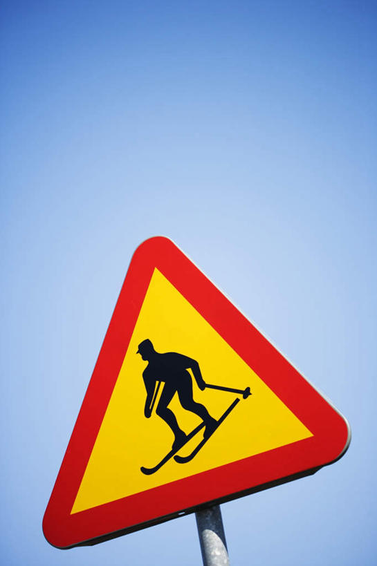 无人,竖图,室外,特写,白天,仰视,锻炼,运动,阴影,光线,影子,警告,运动器械,蓝色,蓝天,天空,阳光,天,健身器械,警示,晴朗,禁止,滑雪板,滑雪鞋,提醒,提示,限制,健身器材,滑雪装备,万里无云,冬季运动,体育,危险,晴空,晴空万里,彩图,低角度拍摄,健身,运动器材