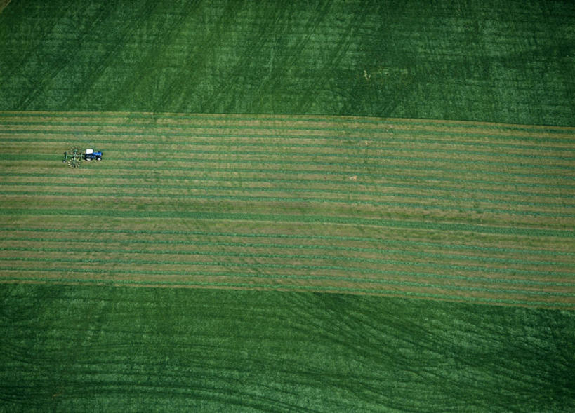 无人,农场,横图,俯视,航拍,室外,白天,旅游,度假,畜牧业,牧场,草地,草坪,美景,植物,瑞典,欧洲,阴影,工作,光线,工具,影子,景观,娱乐,草,一个,绿色,阳光,自然,享受,休闲,器械,景色,放松,单个,割草机,运行,切割,斯堪的纳维亚,鸟瞰,自然风光,北欧,斯堪的纳维亚半岛,运转,锄草,农具,畜牧,牧业,耕具,瑞典王国,修整,彩图,高角度拍摄