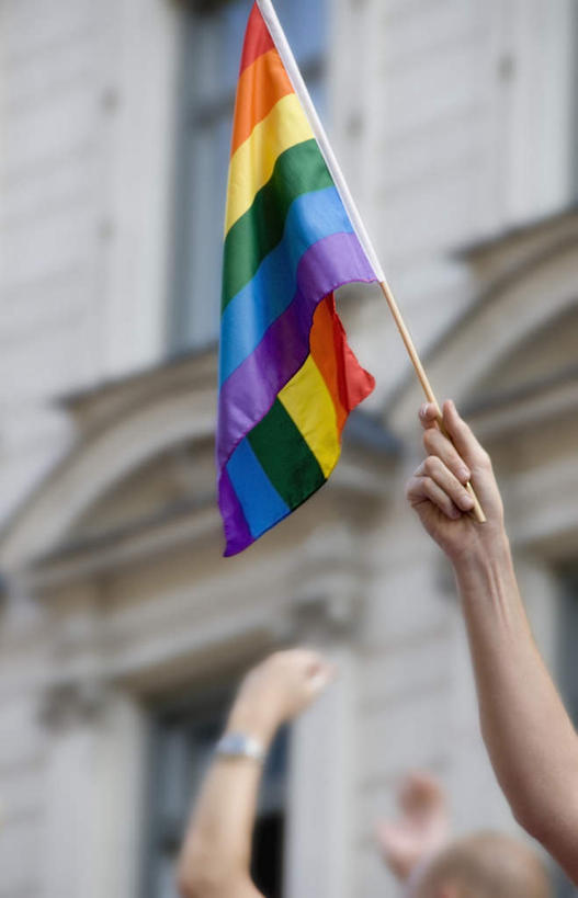 西方人,手,两个人,高楼大厦,举,竖图,室外,白天,仰视,度假,美景,窗户,城市风光,城市,大厦,建筑,摩天大楼,旗帜,欧洲,欧洲人,条纹,时间,时钟,手表,景观,计时,娱乐,旗子,建设,玻璃窗,钟表,托,享受,休闲,手部,表,景色,放松,阻挡,腕表,游行,否决,旌旗,旗号,反对,请愿,示威,游街,男人,男性,年轻男性,白种人,钟,举起,举手,举着,向上举,向上伸,向上托,半身,彩图,低角度拍摄,大楼,高层建筑,高楼,摩天楼