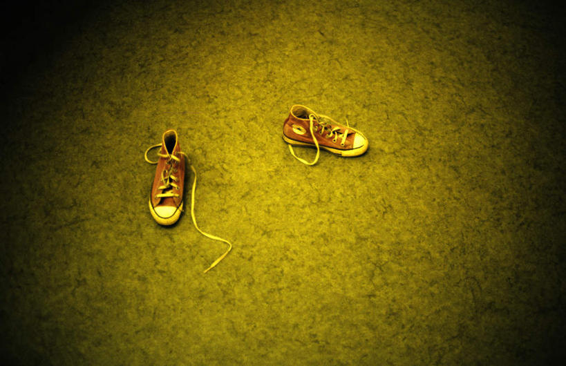 无人,横图,俯视,室外,白天,广角镜头,鱼眼镜头,运动鞋,草地,草坪,植物,静物,鞋子,一双,阴影,破旧,光线,影子,草,绿色,阳光,自然,休闲鞋,自然风光,彩图,高角度拍摄