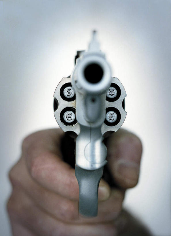 西方人,手,一个人,竖图,室内,白天,正面,竞争,欧洲人,仅一个男性,仅一个人,一把,对抗,握,阴影,冲突,光线,枪支,影子,灯光,拿,拿着,破坏,仅一个年轻男性,手部,武器,战争,握着,手枪,损坏,攻击,威胁,对立,矛盾,兵器,左轮手枪,转轮手枪,防御,枪械,弹夹,敌对,挫败,斗争,抗拒,抗衡,杀伤,威慑,子弹夹,危险,男人,男性,年轻男性,白种人,半身,彩图