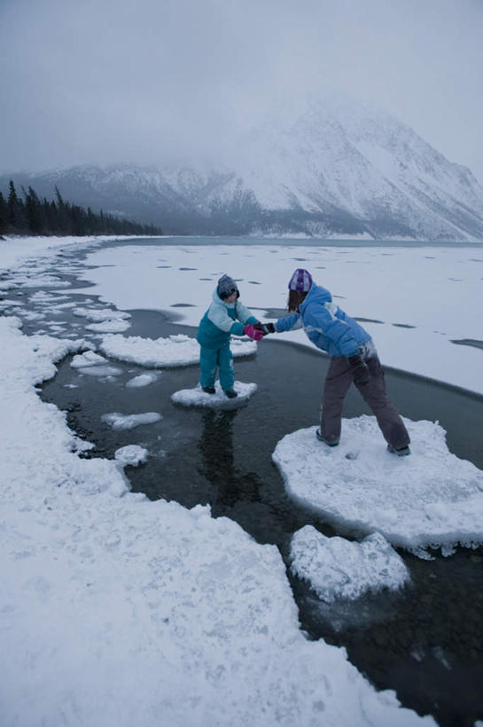 西方人,儿童,家庭,父亲,儿子,走,竖图,俯视,室外,白天,纯洁,山,山脉,雪,大雪,欧洲,加拿大,欧洲人,阴影,光线,影子,冰,积雪,山峰,雪景,云,云朵,冬季,冬天,山峦,云彩,注视,小孩,蓝色,白云,蓝天,天空,阳光,浮冰,群山,天,观察,看,温暖,温馨,父子,一家人,父爱,寒冷,可爱,童年,童趣,晴朗,观看,和睦,察看,冰冷,北美,北美洲,关注,美洲,童真,烂漫,无邪,北亚美利加洲,亚美利加洲,严寒,冰凉,酷寒,凛冽,凛凛,极冷,流冰,浮冰块,育空,育空地区,天真,男孩,男人,男性,年轻男性,白种人,孩子,年轻人,晴空,步行,散步,走路,彩图,高角度拍摄,全身,融洽,男生