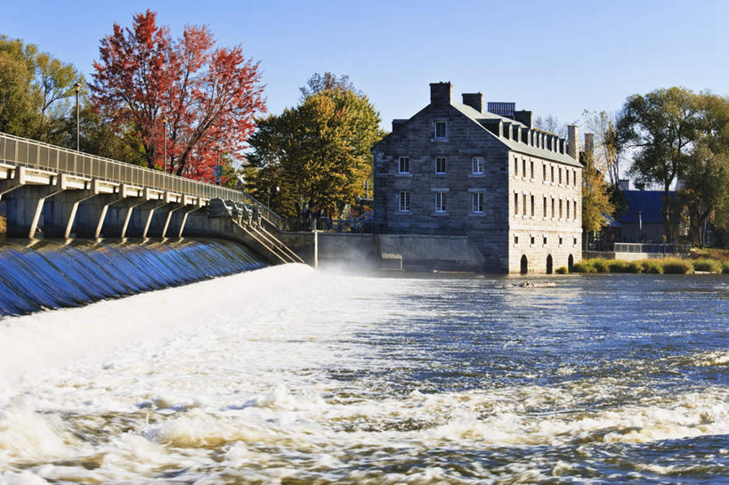 无人,家,横图,室外,白天,正面,旅游,度假,草地,草坪,河流,美景,水,植物,加拿大,阴影,光线,影子,房屋,屋子,河水,景观,水流,娱乐,楼房,住宅,草,树,树木,蓝色,绿色,蓝天,天空,阳光,自然,天,享受,休闲,景色,放松,生长,晴朗,成长,北美,北美洲,自然风光,美洲,万里无云,北亚美利加洲,亚美利加洲,魁北克省,晴空,晴空万里,彩图,房子