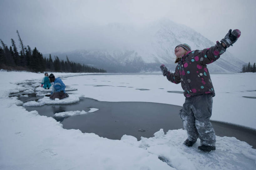 西方人,儿童,三个人,站,蹲,横图,室外,白天,正面,纯洁,河流,森林,山,树林,水,雪,雪山,植物,大雪,欧洲,加拿大,欧洲人,阴影,服装,朦胧,模糊,光线,影子,冰,河水,积雪,山峰,水流,雪景,冬季,冬天,山峦,注视,休闲装,树,树木,小孩,衣服,蓝色,绿色,蓝天,天空,阳光,自然,天,观察,看,站着,休闲,休闲服,寒冷,可爱,童年,童趣,服饰,生长,晴朗,成长,观看,察看,冰冷,北美,北美洲,关注,美洲,童真,烂漫,无邪,万里无云,北亚美利加洲,亚美利加洲,严寒,冰凉,酷寒,凛冽,凛凛,极冷,育空,育空地区,天真,男孩,男人,男性,女孩,女人,女性,白种人,晴空,晴空万里,蹲着,站立,彩图,全身,男生,女生