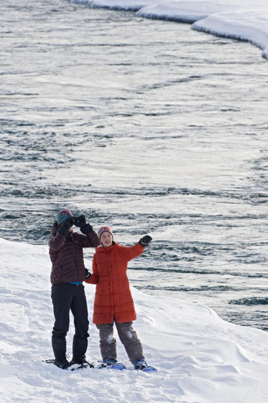 西方人,两个人,站,竖图,俯视,室外,白天,仪器,科技,雪,大雪,欧洲,加拿大,欧洲人,眺望,握,阴影,服装,检查,朦胧,模糊,研究,反射,分析,光线,科学,望远镜,影子,积雪,雪景,冬季,冬天,拿,拿着,注视,休闲装,衣服,阳光,观察,看,站着,休闲,休闲服,寒冷,清晰,探索,握着,服饰,放大,观看,仔细,科研,察看,科学技术,北美,北美洲,瞭望,聚焦,关注,美洲,远视镜,瞭望镜,首府,光学,北亚美利加洲,亚美利加洲,清楚,严寒,双筒镜,双筒望远镜,育空,育空地区,白马市,怀特霍斯,年轻女性,女人,女性,白种人,站立,彩图,高角度拍摄,全身,光学仪器,千里镜