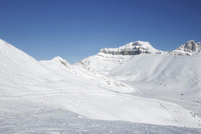 无人,横图,室外,白天,正面,旅游,度假,美景,山,雪,雪山,大雪,加拿大,阴影,光线,影子,冰,积雪,景观,山峰,雪景,冬季,冬天,山峦,娱乐,蓝色,蓝天,天空,阳光,自然,天,享受,休闲,景色,放松,寒冷,晴朗,冰冷,北美,北美洲,国家公园,自然风光,美洲,阿尔伯塔省,班夫国家公园,万里无云,阿尔伯塔,北亚美利加洲,亚美利加洲,严寒,冰凉,酷寒,凛冽,凛凛,极冷,艾伯塔,艾伯塔省,晴空,晴空万里,彩图
