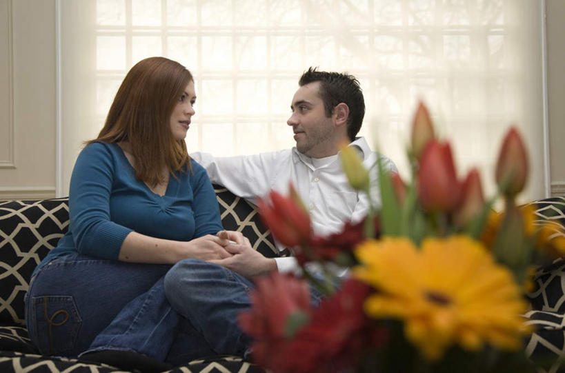 西方人,两个人,坐,横图,室内,白天,正面,爱情,花海,花圃,植物,沙发,叶子,欧洲,加拿大,欧洲人,服装,朦胧,模糊,盛开,浪漫,花蕾,注视,休闲装,花,花瓣,花朵,花卉,鲜花,衣服,绿色,花丛,花束,花田,花苞,花蕊,观察,看,休闲,温暖,温馨,休闲服,恩爱,恋人,服饰,观看,和睦,察看,北美,北美洲,关注,美洲,布艺沙发,北亚美利加洲,亚美利加洲,男人,男性,年轻男性,年轻女性,女人,女性,白种人,情侣,坐着,半身,彩图,伴侣,融洽