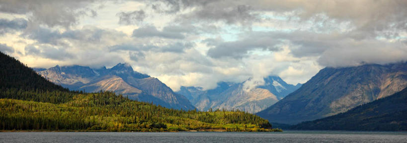 无人,横图,室外,白天,正面,旅游,度假,草地,草坪,河流,美景,山,山脉,水,植物,加拿大,阴影,光线,影子,河水,景观,山峰,水流,云,云朵,山峦,云彩,娱乐,草,树,树木,蓝色,绿色,白云,蓝天,天空,阳光,自然,群山,天,享受,休闲,景色,放松,生长,晴朗,成长,北美,北美洲,自然风光,美洲,北亚美利加洲,亚美利加洲,育空,育空地区,晴空,彩图