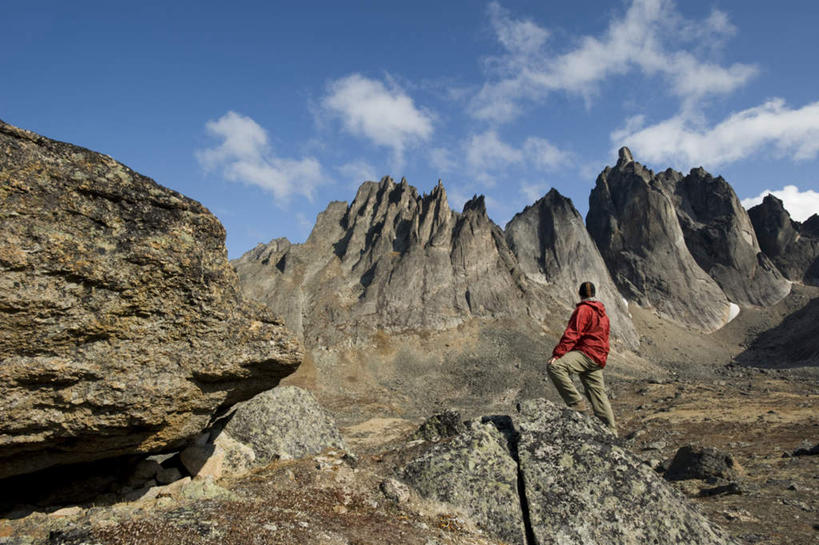 西方人,一个人,站,横图,室外,白天,礁石,石头,山,山脉,欧洲,加拿大,欧洲人,仅一个男性,仅一个人,阴影,服装,光线,石子,影子,山峰,云,云朵,山峦,云彩,休闲装,仅一个年轻男性,背面,衣服,蓝色,白云,蓝天,天空,阳光,群山,天,站着,休闲,休闲服,服饰,晴朗,北美,北美洲,美洲,北亚美利加洲,亚美利加洲,育空,育空地区,男人,男性,年轻男性,白种人,礁,石块,岩石,晴空,站立,彩图,全身