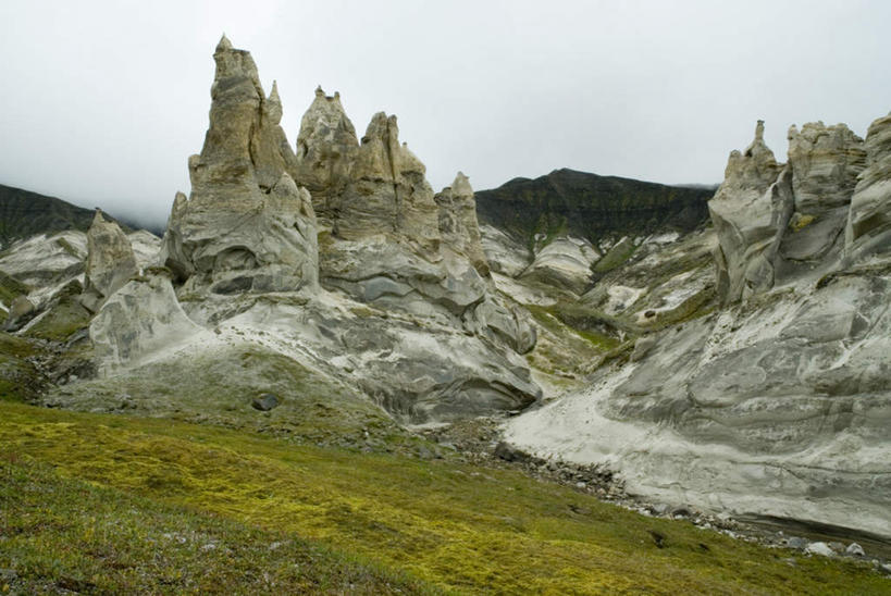 无人,横图,室外,白天,正面,旅游,度假,草地,草坪,礁石,石头,美景,山,山脉,植物,加拿大,阴影,光线,石子,影子,景观,山峰,山峦,娱乐,草,蓝色,绿色,蓝天,天空,阳光,自然,群山,天,享受,休闲,景色,放松,晴朗,北美,北美洲,自然风光,美洲,万里无云,北亚美利加洲,亚美利加洲,努纳武特,努纳武特领地,礁,石块,岩石,晴空,晴空万里,彩图