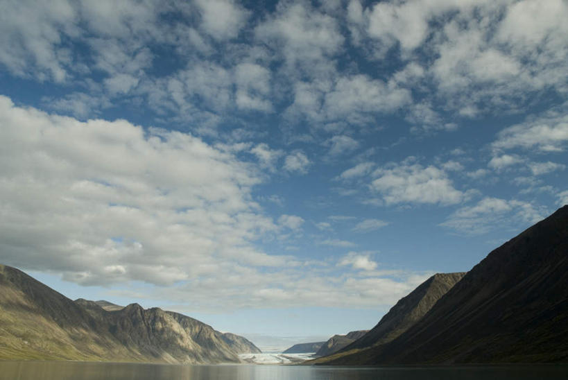 无人,横图,室外,白天,仰视,旅游,度假,草地,草坪,河流,美景,山,山脉,水,植物,加拿大,阴影,光线,影子,河水,景观,山峰,水流,云,云朵,山峦,云彩,娱乐,草,树,树木,蓝色,绿色,白云,蓝天,天空,阳光,自然,群山,天,享受,休闲,景色,放松,生长,晴朗,成长,北美,北美洲,自然风光,美洲,北亚美利加洲,亚美利加洲,巴芬岛,晴空,彩图,低角度拍摄