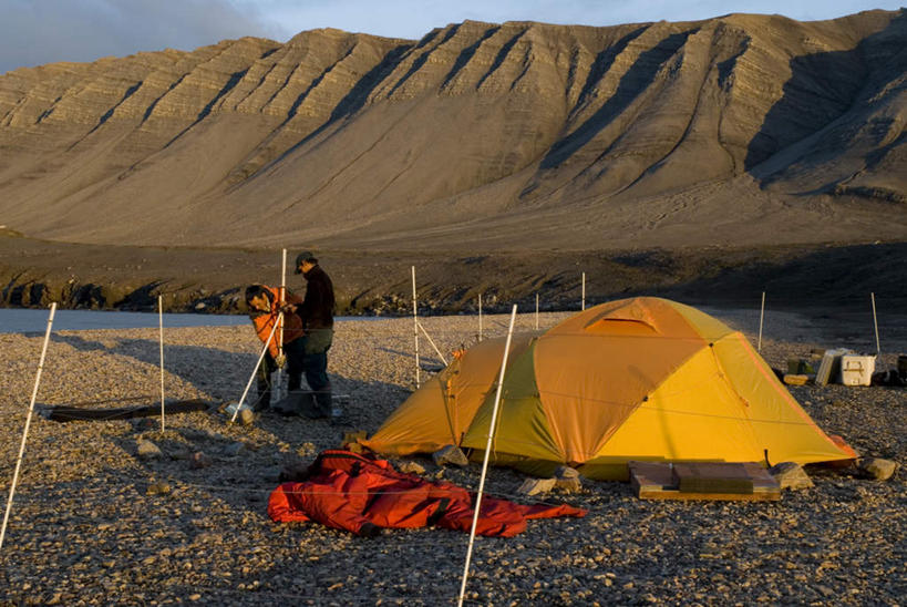 西方人,两个人,站,横图,室外,白天,侧面,旅游,度假,河流,山,山脉,水,欧洲,加拿大,欧洲人,握,阴影,朦胧,模糊,光线,影子,帐篷,河水,山峰,水流,山峦,拿,拿着,娱乐,蓝色,蓝天,天空,阳光,群山,天,站着,享受,休闲,放松,握着,晴朗,北美,北美洲,美洲,露营,野营,万里无云,宿营,北亚美利加洲,亚美利加洲,努纳武特,努纳武特领地,男人,男性,年轻男性,白种人,晴空,晴空万里,站立,彩图,全身